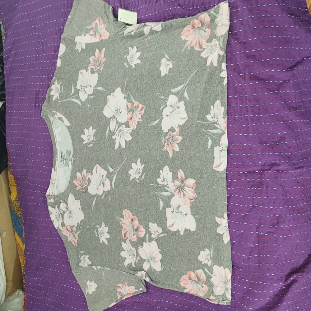 Chic GrayTop With Pink Flowers for Women, Sz 22/24, Very Soft & Cozy